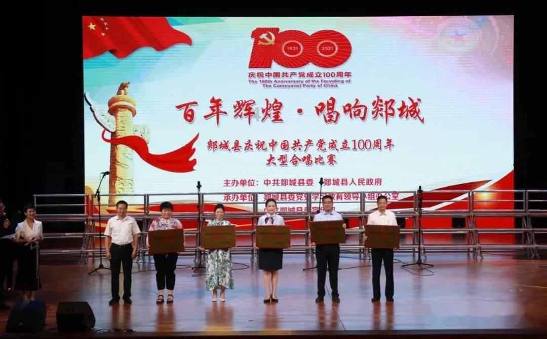 和朋友出游合照时摆什么姿势比较有创意？游戏画面