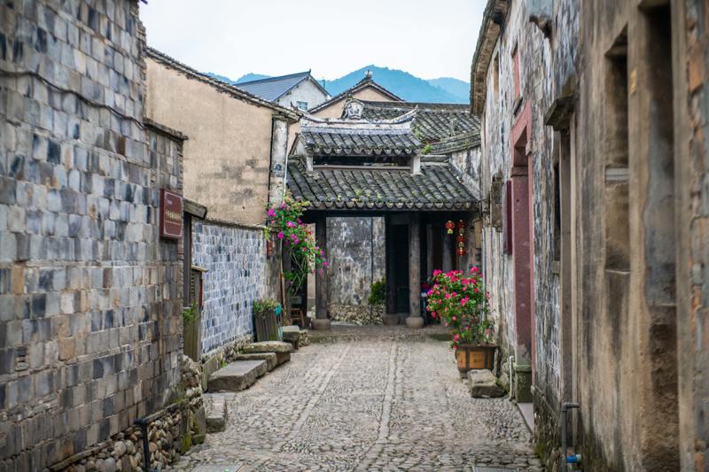 张婧仪化冬日梅子妆温柔清纯 雪地比耶软糯可爱